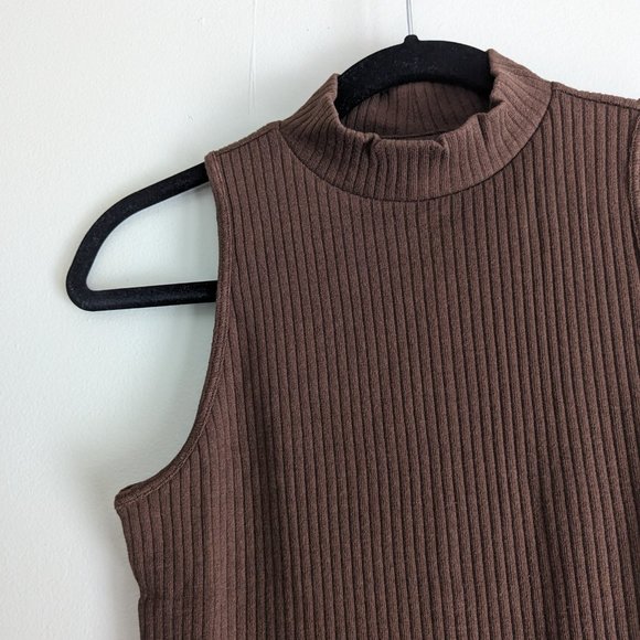Old Navy Fitted Sleeveless Mock-Neck Top - Picture 4 of 4